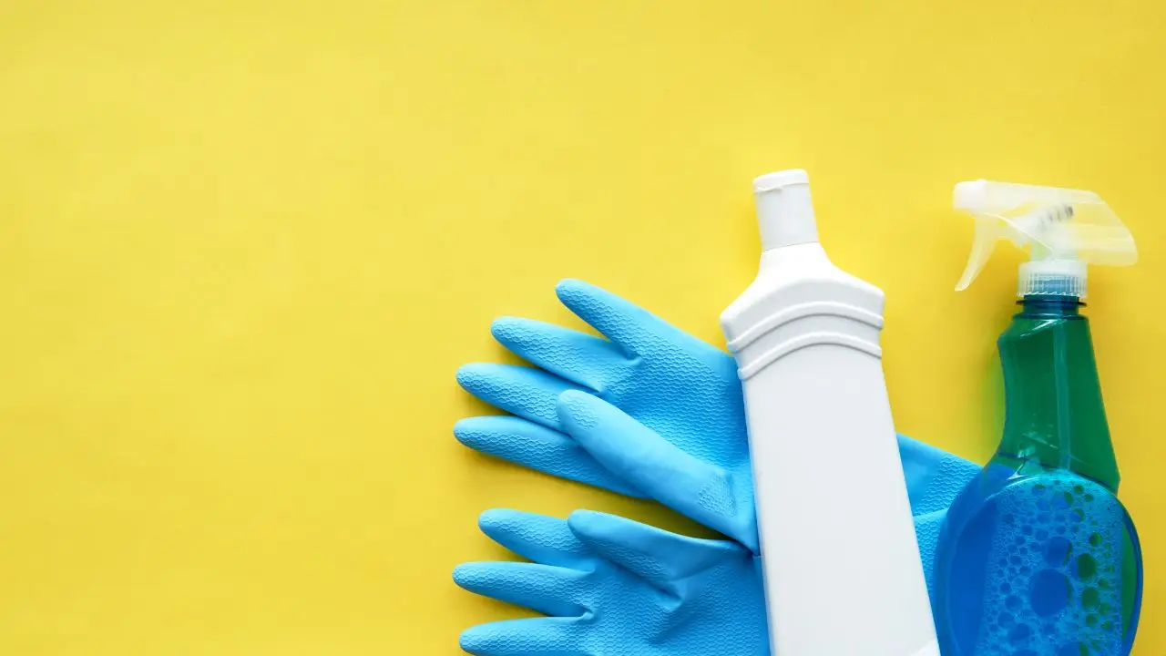 Il nuovo rimedio naturale per pulire senza alcol: ecco cosa usare