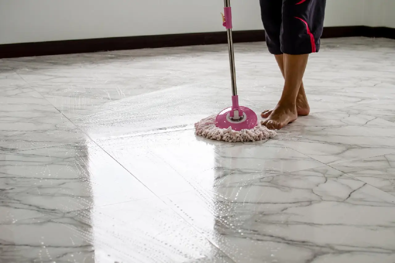 Il segreto per un pavimento che profuma di pulito più a lungo: la scelta giusta