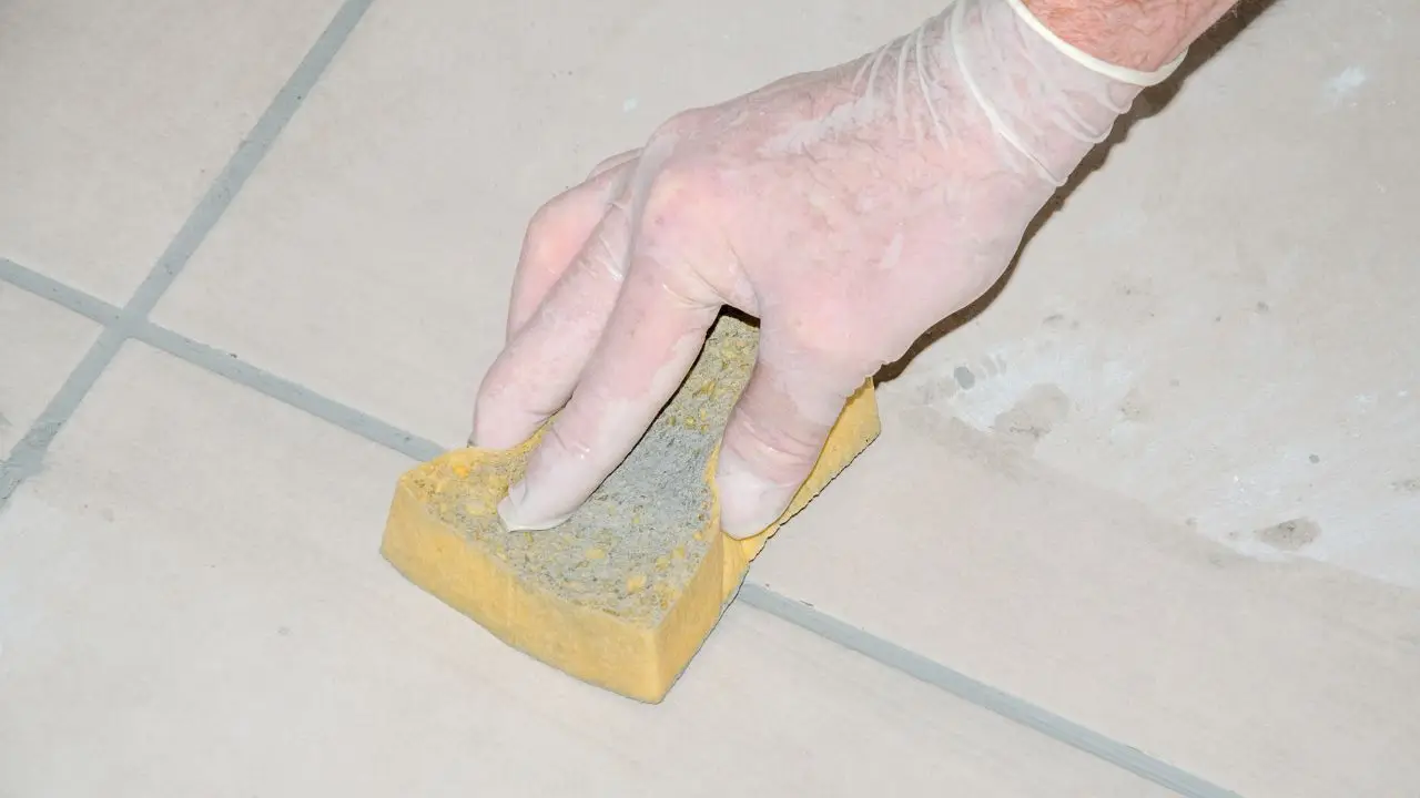 Usa l’aceto contro il calcare: il trucco per pavimenti, vetri e piastrelle lucide