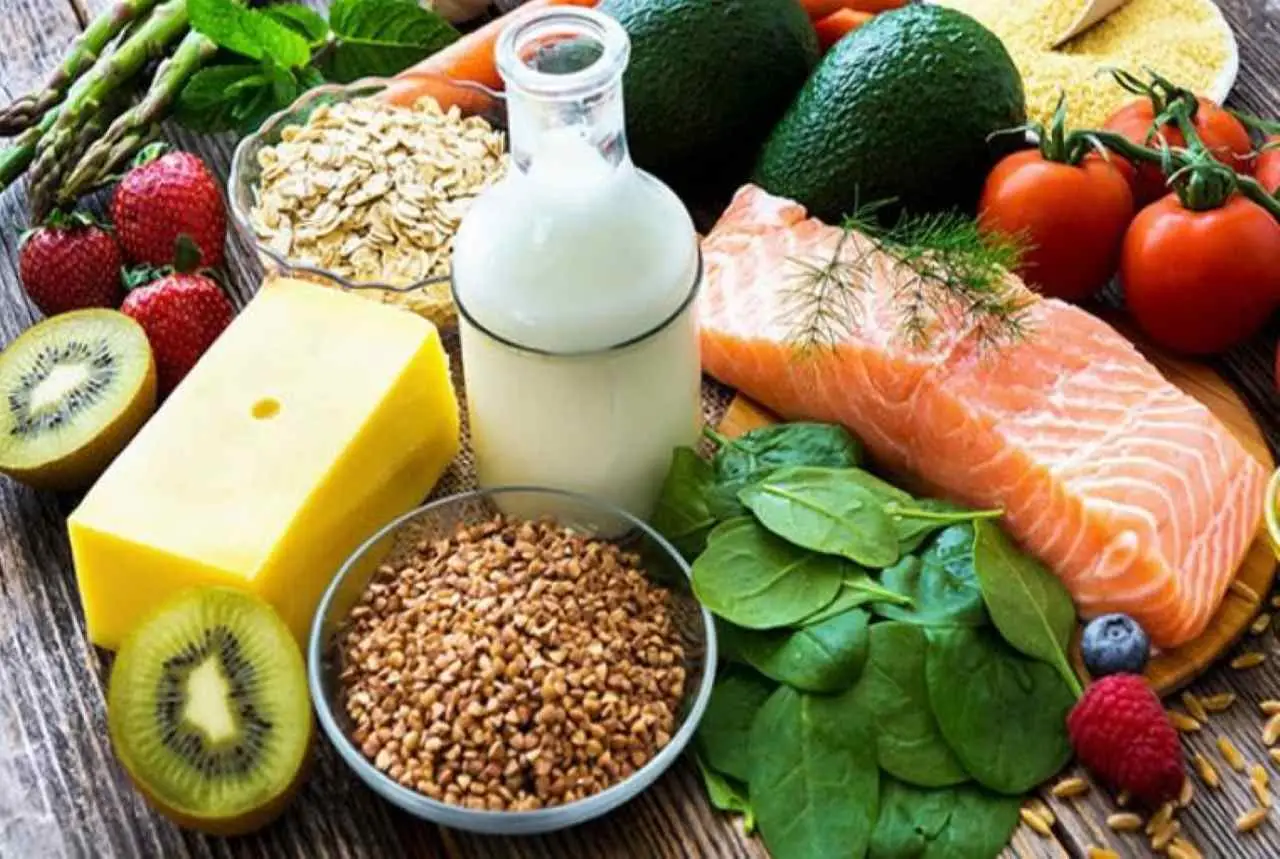 Come proteggere le ossa a tavola: i cibi da eliminare per contrastare l’osteoporosi