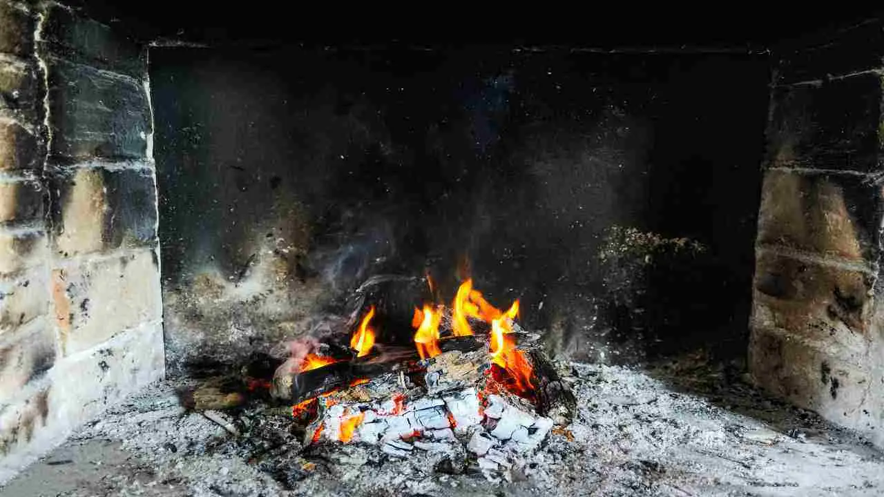 Il trucco geniale per chiudere il camino d’estate e bloccare caldo, polvere e insetti