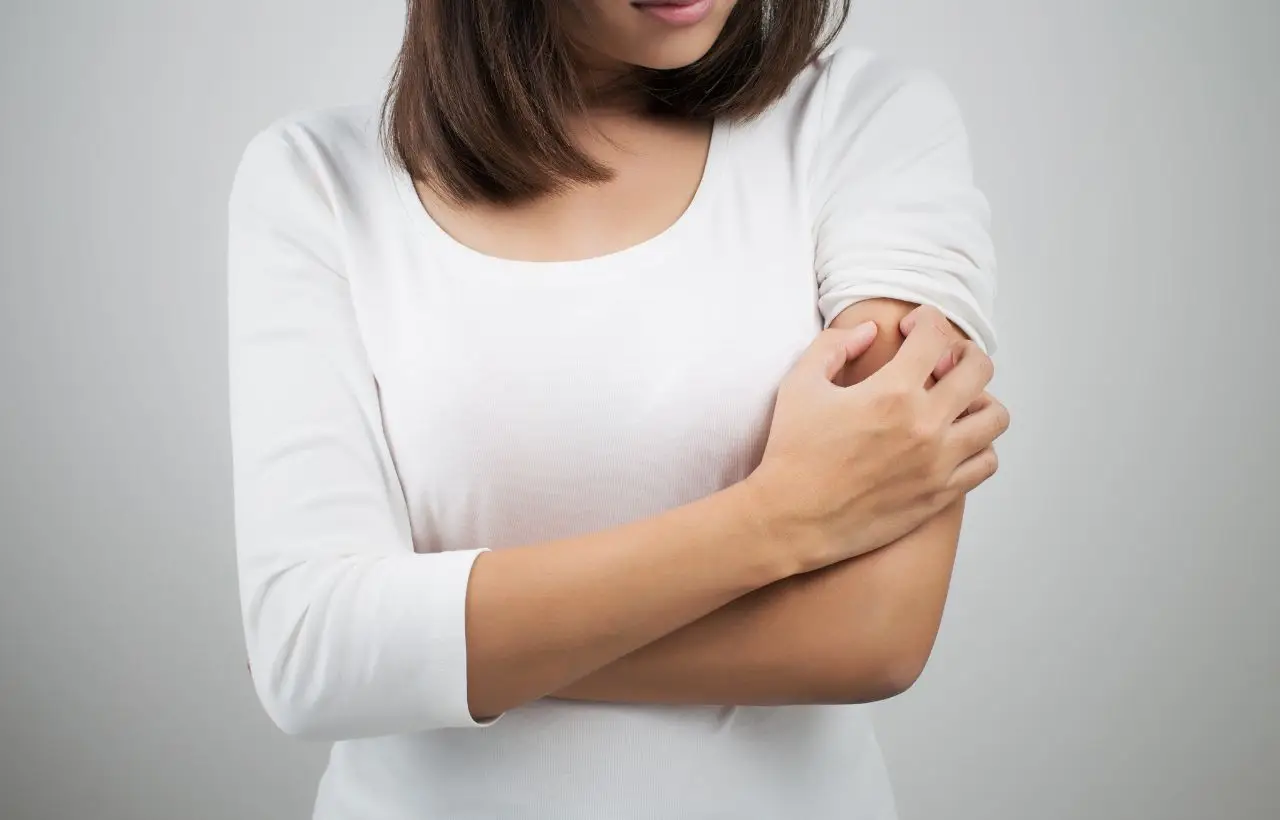 Attenzione al prurito improvviso e persistente: ecco le malattie nascoste che può indicare