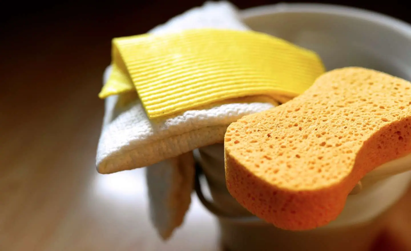 Non lasciare la spugna bagnata: ecco il trucco per asciugarla subito ed evitare batteri