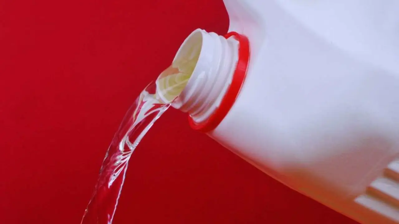 La ricetta pericolosa della candeggina fatta in casa: ecco perché non funziona