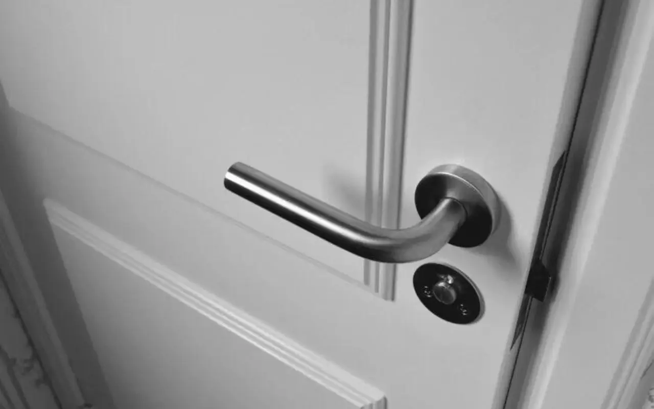 Porte bianche piene di segni e aloni? Ecco il trucco rapido per sgrassarle senza rovinarle